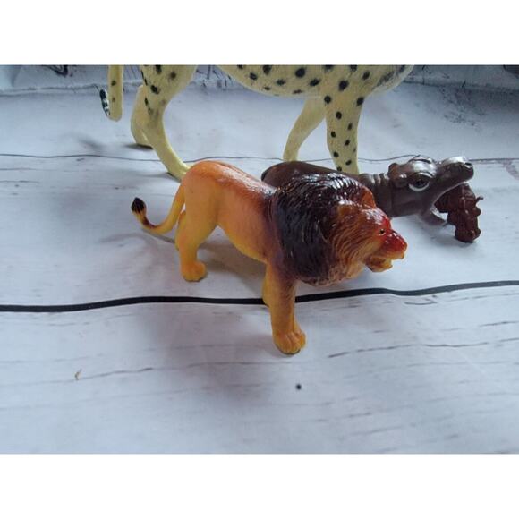 Lot Of 4 Jungle PVC Figure Toys Cheetah Lion Hippos - Picture 5 of 8